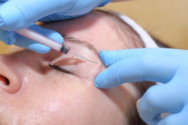 Anti-yaş enjeksiyon tedavisi. Kırışıklık Azaltma taklit.