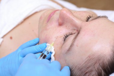 Anti-yaş enjeksiyon tedavisi. Kırışıklık Azaltma taklit.