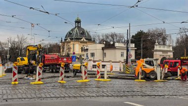 Şehir caddesinde tramvay raylı ağır makineli yol inşaatı