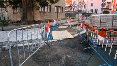 Bariyerler ve yerleşim alanındaki geçici yaya geçidi ile kaldırımların yeniden inşası