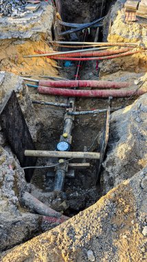 Yeraltı boru hattı inşaatı ve siperde su tedariği onarımı