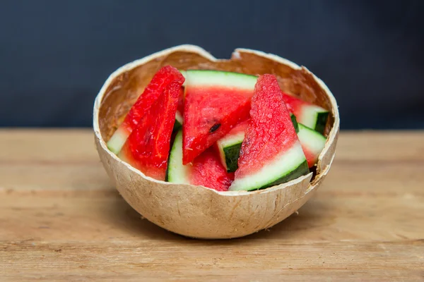 Dilim karpuz üzerinde bir Hindistan cevizi