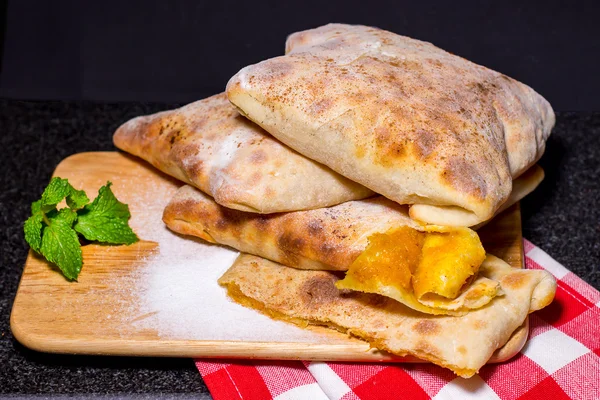 Taze ev yapımı kabak pasta masada