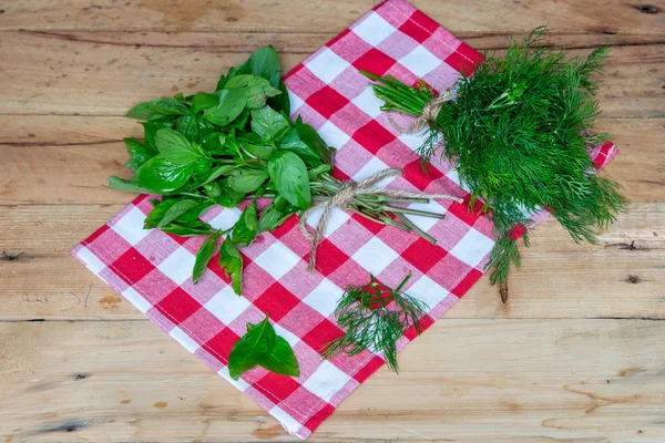 Taze dereotu ve fesleğen