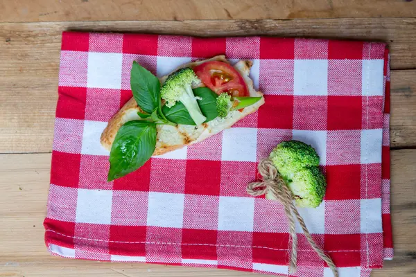 Brokoli ve fesleğen ile sandviç