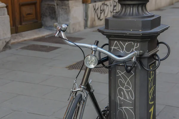 Fahrrad in italienischer Straße — Stockfoto