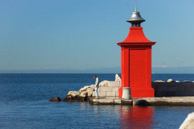 Kırmızı bir fener, Piran, Slovenya, Europe yakınındaki balıkçı.