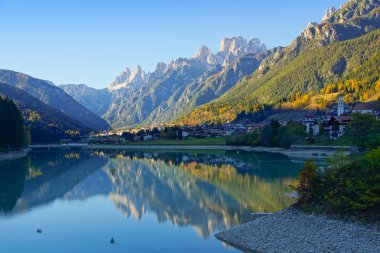Dağ gölü İtalyanca Alps, Milli Parkı Dolomites, İtalya ile manzara.