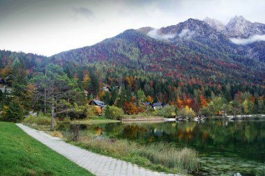 Slovence Alpleri'nde sonbahar manzara. Dağ gölü Jasna.
