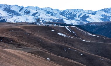 Kışın dağların güzel manzarası