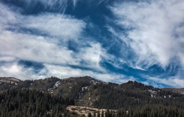 İsrail 'deki dağlara ve gökyüzüne bak.