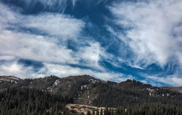 İsrail 'deki dağlara ve gökyüzüne bak.