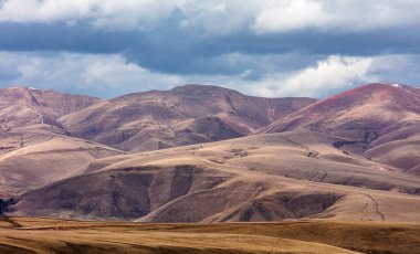 Arkasında dağlar olan güzel bir manzara.
