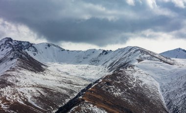 Kış dağı manzarası. karla kaplı dağlar.