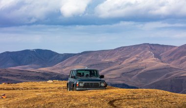 Dağlarda bir araba.