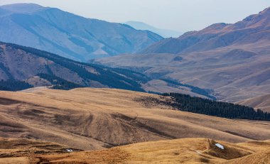 Dağları ve bulutları olan güzel bir manzara