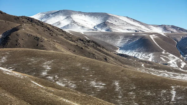 Dağlardaki güzel dağ manzarası