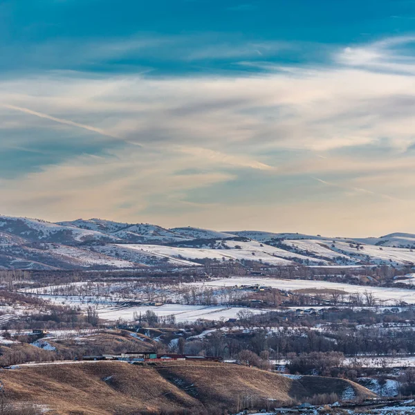 Dağları ve mavi gökyüzü olan güzel bir manzara.