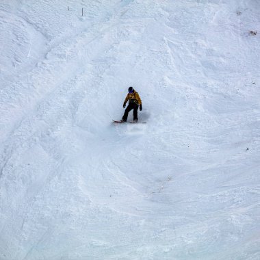 Kar yamacında kar kayakçısı