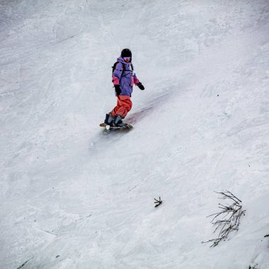 Kız bir snowboard üzerinde