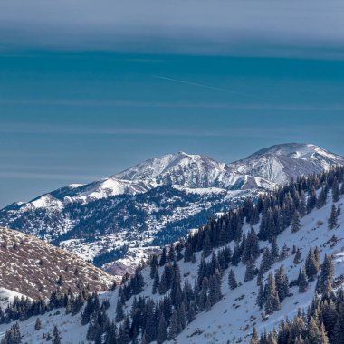 Alplerde, Avustralya 'da kış mevsiminde karla kaplı güzel dağ sıraları.