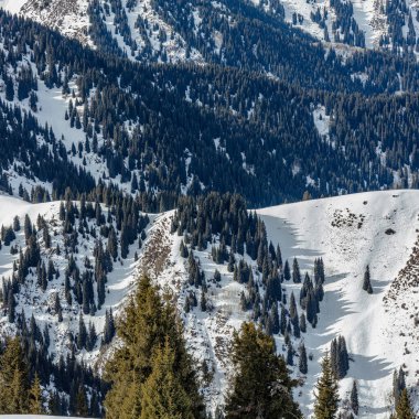 Karla kaplı güzel bir manzara. Dağlar ve güneşli kış günlerinde kayak pistleri.