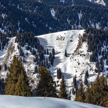 Güzel kar manzaralı dağlar