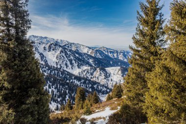Kardaki dağların güzel kış manzarası