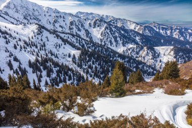 Kar - kışın dağın zirveleri