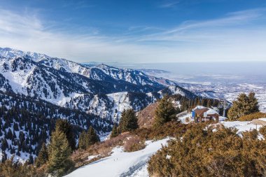 Dağ manzaralı güzel kış manzarası