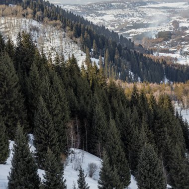 Dağlarda kış manzarası