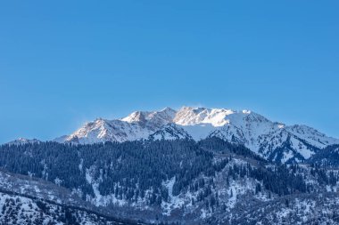 Karla kaplı dağlardan oluşan güzel kış manzarası