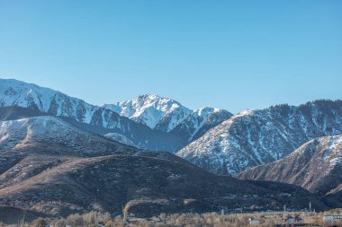 Dağlarla güzel bir manzara.