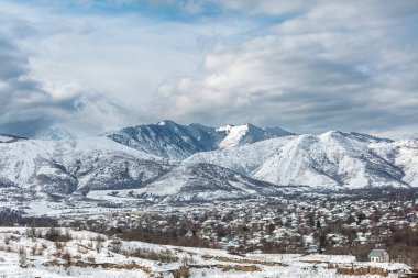 Kışın karla kaplı dağlar