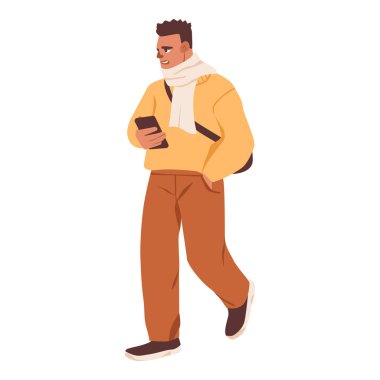 Samimi sonbahar kıyafetleri içinde telefonla yürüyen bir adam. Sıcak sonbahar kıyafetleri içinde yürüyen, atkı, kazak ve sırt çantası takan bir adam.