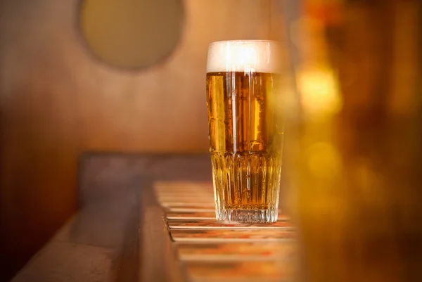 Verre d'une bière froide dans le pub — Photo