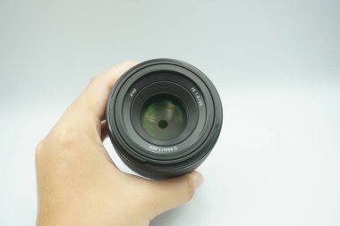 Beyaz arkaplana açılan 50 mm 'lik kamera merceği