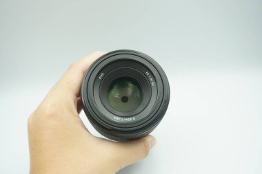 Beyaz arkaplana açılan 50 mm 'lik kamera merceği