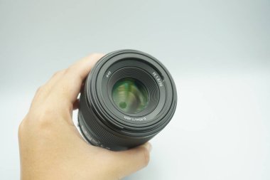 Beyaz arkaplana açılan 50 mm 'lik kamera merceği