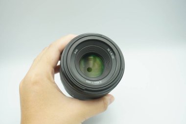 Beyaz arkaplana açılan 50 mm 'lik kamera merceği