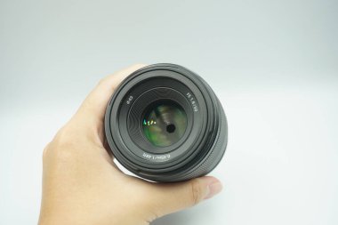 Beyaz arkaplana açılan 50 mm 'lik kamera merceği