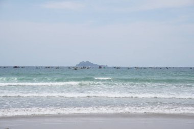 Gün boyunca Mustika Sahili 'nin kıyısından, Banyuwangi' den dalgaların görüntüsü