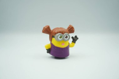 Çocuk kostümlü minyon figürü ve beyaz arkaplanlı poz