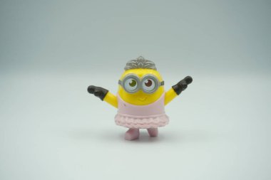 İki gözlü dalkavuk bale kostümü giymiş ve beyaz arka planda poz vermiş.