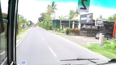 Gün boyunca otobüsün ön koltuğundan sokağı görmek