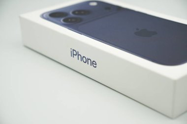iPhone 17 Pro kutusunda beyaz arkaplan ile iPhone yazımı