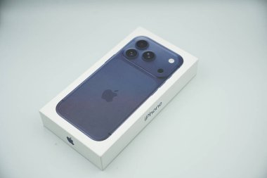 iPhone 17 Pro kutusunun beyaz arkaplanlı koyu mavi ön görüntüsü