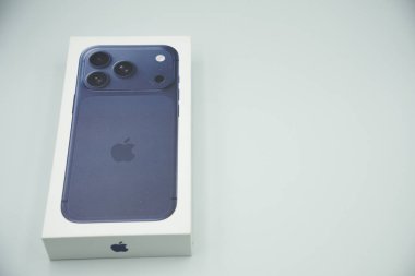 iPhone 17 Pro kutusunun beyaz arkaplanlı koyu mavi ön görüntüsü