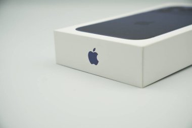 iPhone 17 Pro kutusunda beyaz arkaplanlı Apple logosu