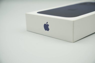 iPhone 17 Pro kutusunda beyaz arkaplanlı Apple logosu